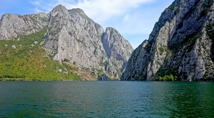 Des paysages spectaculaires au lac Koman