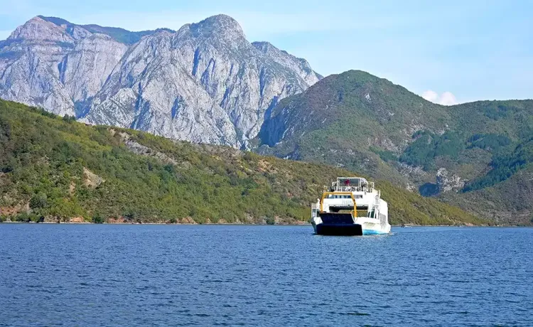 La traversée du Lac Koman en ferry: introduction aux Alpes albanaises
