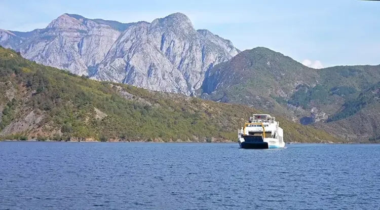 La traversée du lac de Koman dans le nord de l'Albanie Lac de Koman en Albanie