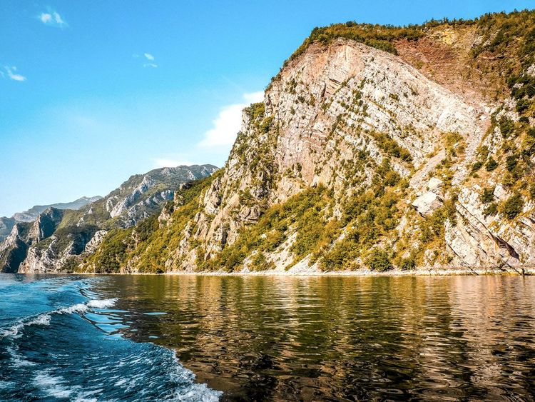 Le lac Koman, Albanie