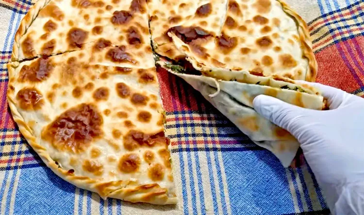 Le lakror de Korça cuit au sač, la tourte traditionnelle de la cuisine albanaise Le lakror de Korça cuit au sač, la tourte traditionnelle de la cuisine albanaise