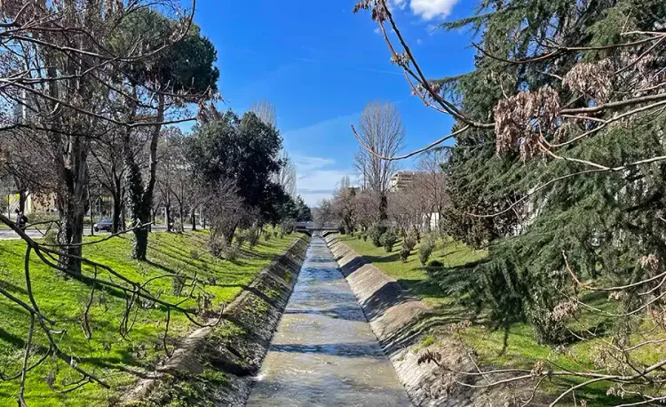 L'axe est-ouest de Tirana: la rivière Lana