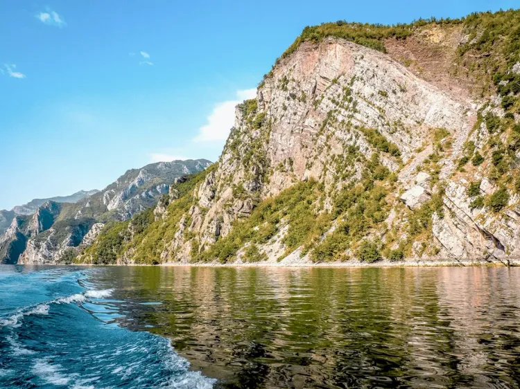 Le lac Koman, Albanie