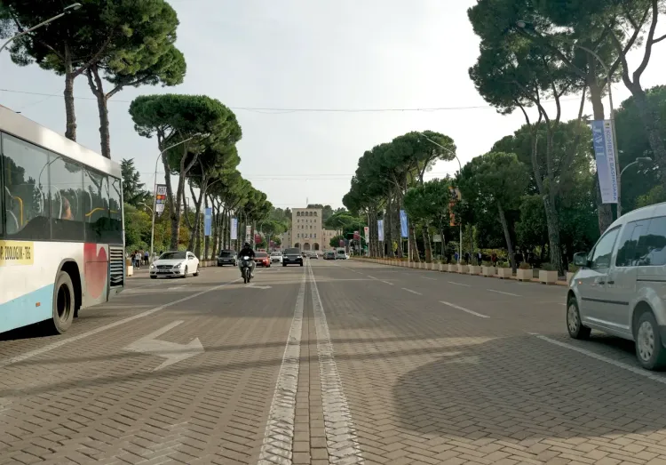 Le boulevard des Martyrs de la Nation, Tirana, Albanie