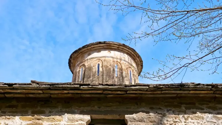 Le dôme de l'église à Leusë
