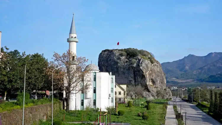 Le rocher de Permet (Guri i Qytetit)