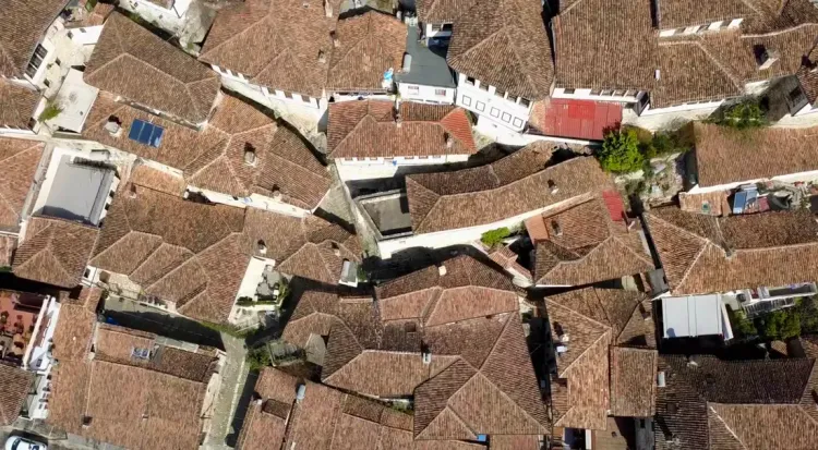 Les toits du quartier Mangalem de Berat en Albanie
