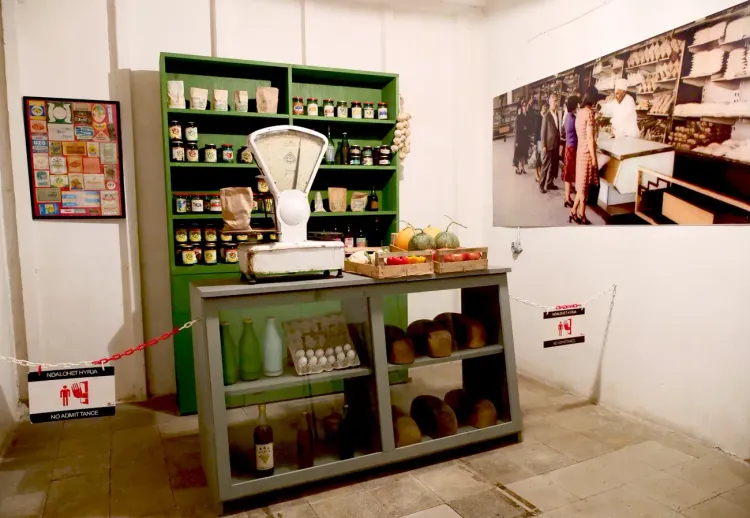 Un magasin typique de l'époque socialiste en Albanie, musée de BunkArt 1, Tirana Un magasin typique de l'époque socialiste en Albanie, musée de BunkArt 1, Tirana