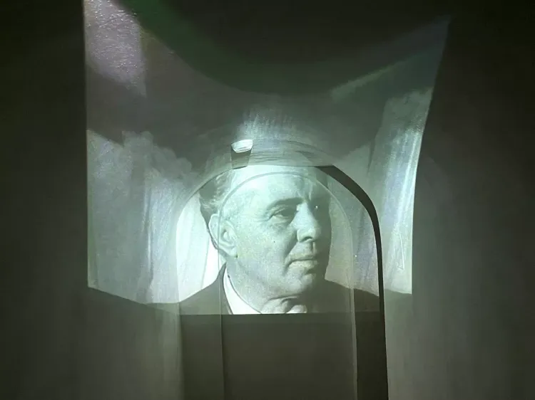 Camarade Enver Hoxha projeté sur un mur de sa maison, transformée en musée ethnographique de Gjirokastër