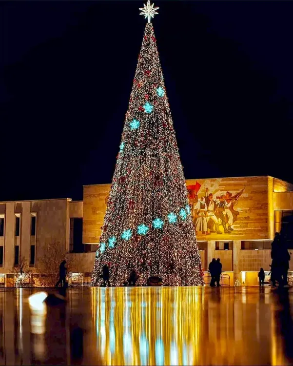Le sapin du Nouvel An à Tirana