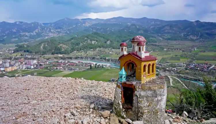 Un oratoire routier (Kandylakia) près de l'église orthodoxe à Leusë