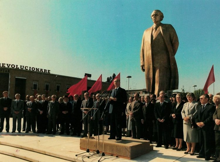 L'inauguration de la statue de Envers Hoxha à Tirana, 1988