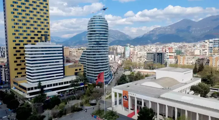 L'immeuble Skanderbeg en forme de la tête de Skanderbeg de 85 mètres de haut