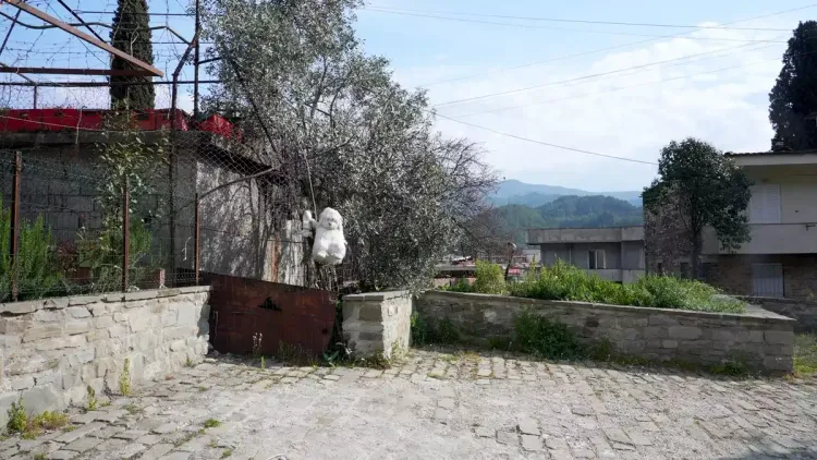 Une peluche accrochée au clôture, la ville de Permet, l'Albanie Une peluche accrochée au clôture, la ville de Permet, l'Albanie