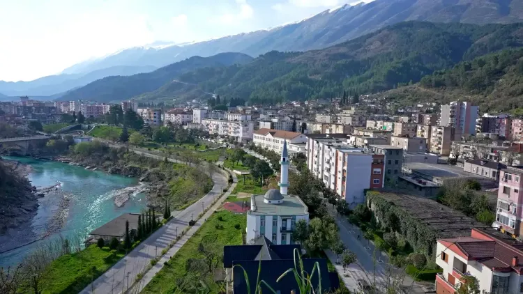 Le ville de Permet dans le sud de l'Albanie