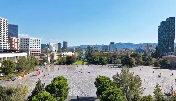 La place Skanerbeg à Tirana en Albanie, une vue panoramique