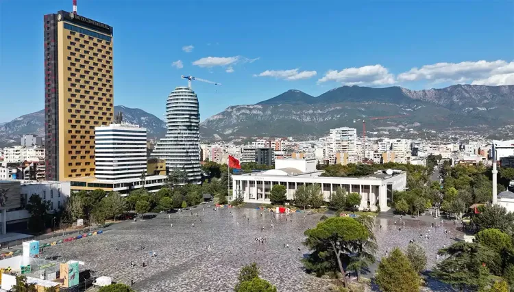 La place Skanderbeg à Tirana en Albanie