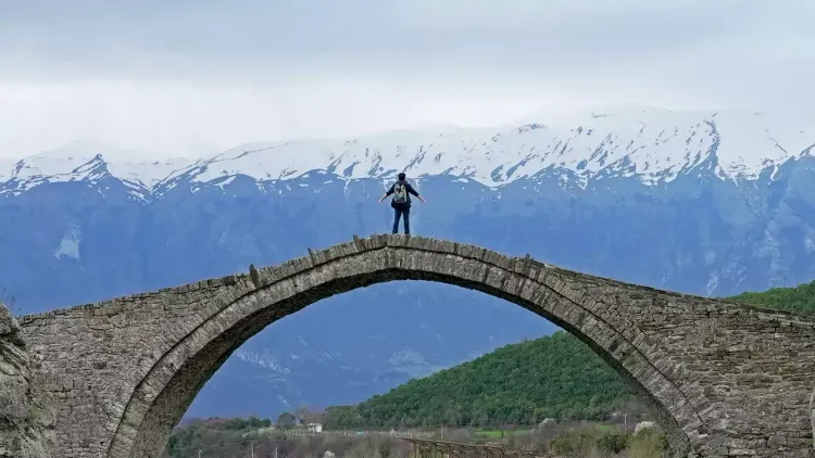 Le pont de Katiut (Ura e Katiut), les sources thermales de Benje près de Permet, Albanie