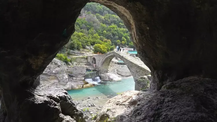 Les sources thermale de Benje, le pont de Katiut
