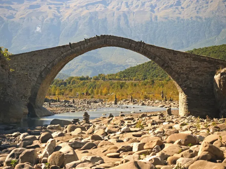 Le pont ottoman de Katiut (Ura e Katiut), les sources thermales de Benje