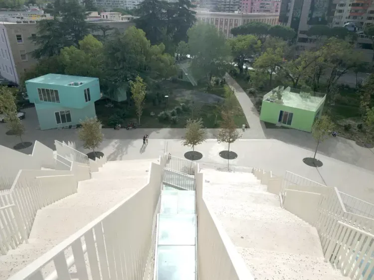 La Pyramide de Tirana (vue depuis la terrasse en haut)