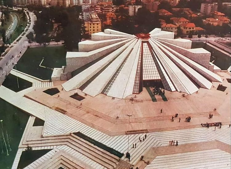 Photo d'archive: la Pyramide de TIrana en 1988
