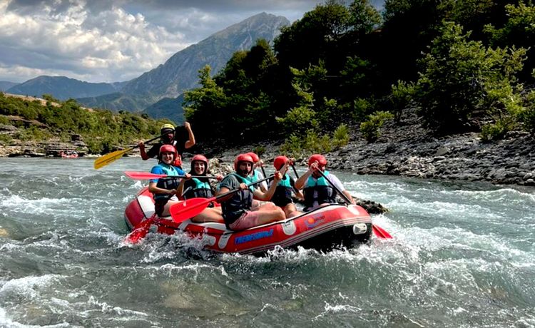 Le rafting sur Vjosa à Permet, Albanie