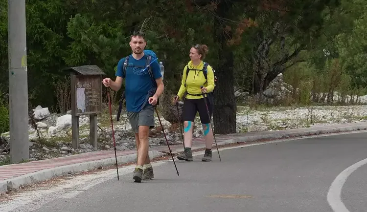 Des randonneurs dans les Alpes albanaises Des randonneurs dans les Alpes albanaises