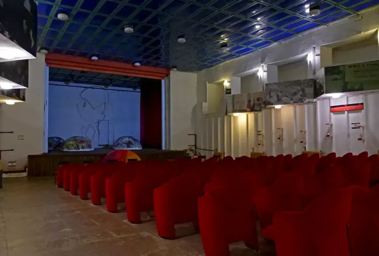 La salle de cinéma aménagée dans le bunker d'Enver Hoxha, musée BunkArt 1 La salle de cinéma aménagée dans le bunker d'Enver Hoxha, musée BunkArt 1
