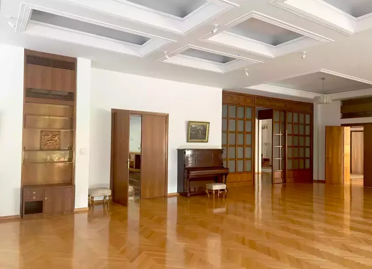 Le salon de la ville d'Enver Hoxha, Tirana Le salon de la ville d'Enver Hoxha, Tirana