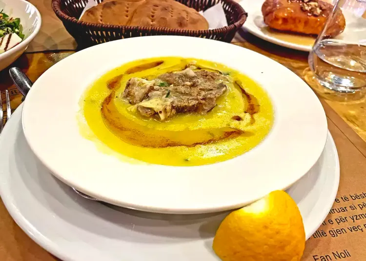 La soupe d'agneau (Shqeto Përmeti) - la spécialité de la région de Përmet