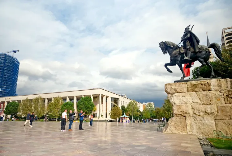 La statue de Skanderbeg au même endroit de la Place. GoAlbania.Voyage