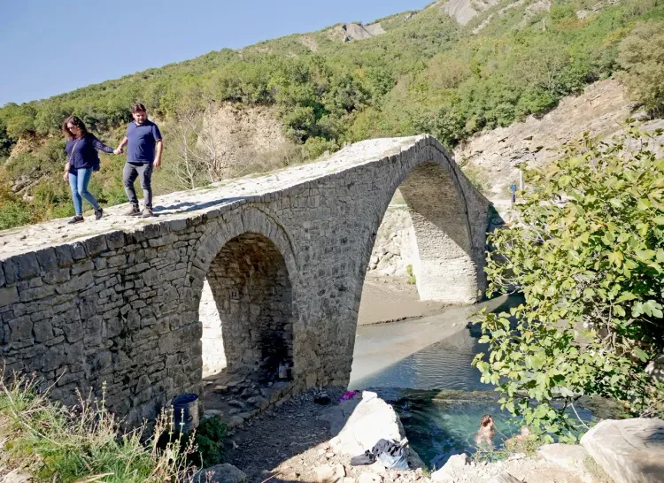 Le pont de Katiut, les sources thermales de Benje, Albanie