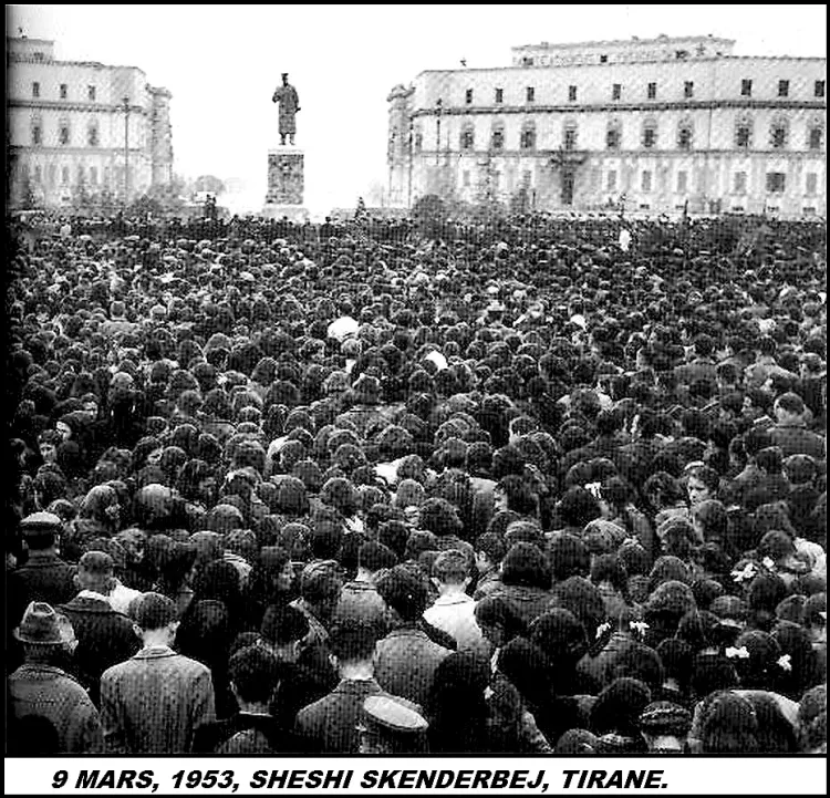 La statue de Joseph Staline sur la Place Skanderbeg (photo d'archive)