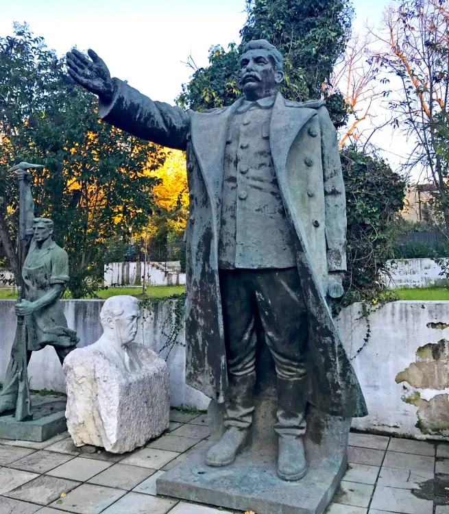 La statue déboulonnée de Staline à Tirana La statue déboulonnée de Staline à Tirana