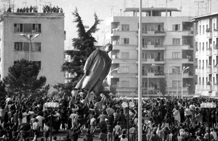 La même statue d'Enver Hoxha déboulonnée en 1991, Tirana