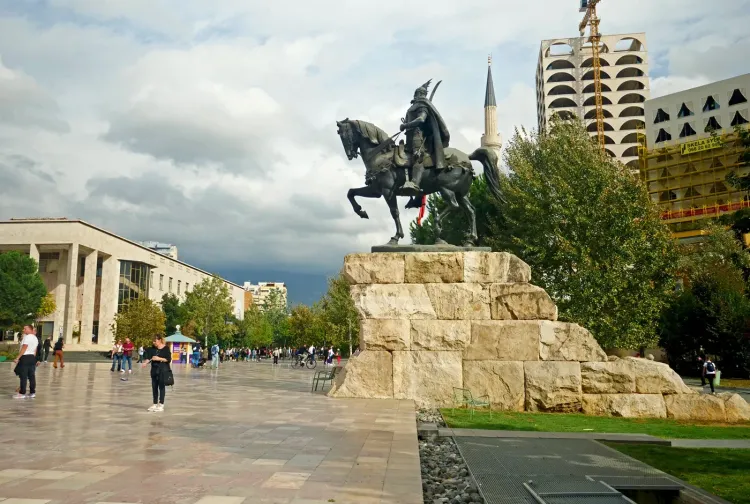 La statue équestre de Skanderbeg à Tirana La statue équestre de Skanderbeg à Tirana