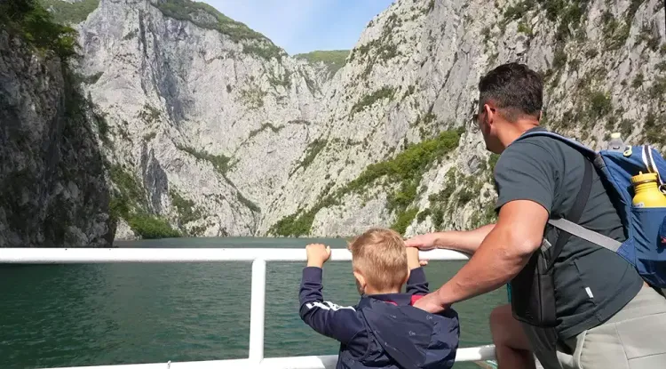 Sur le pont avant du ferry sur le lac de Koman