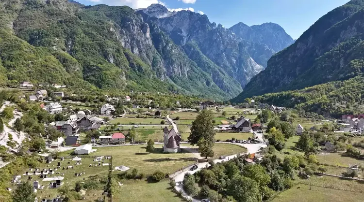 Le village de Theth dans les Alpes albanaises