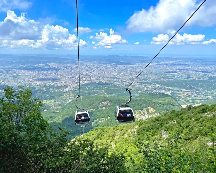 Le téléphérique au mont Dajti à Tirana, Albanie