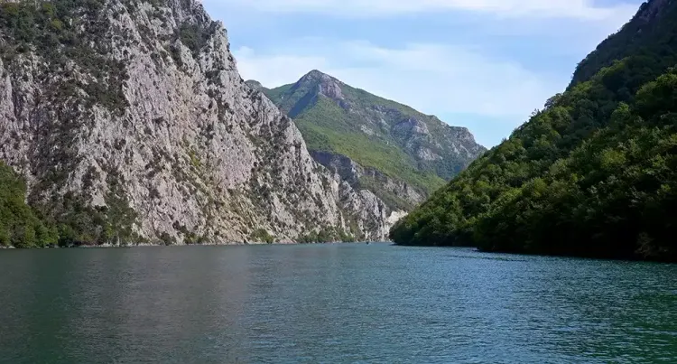Le lac Koman et ses paysages