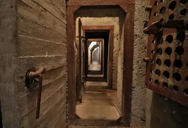 Le tunnel de la guerre froide à Gjirokastra. GoAlbania.Voyage