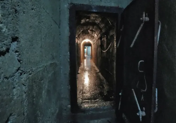 Le tunnel de la guerre froide à Gjirokastra. GoAlbania.Voyage