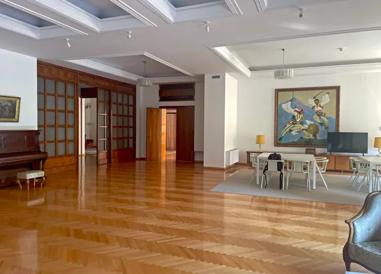 Le salon de la ville d'Enver Hoxha à Tirana Le salon de la ville d'Enver Hoxha à Tirana