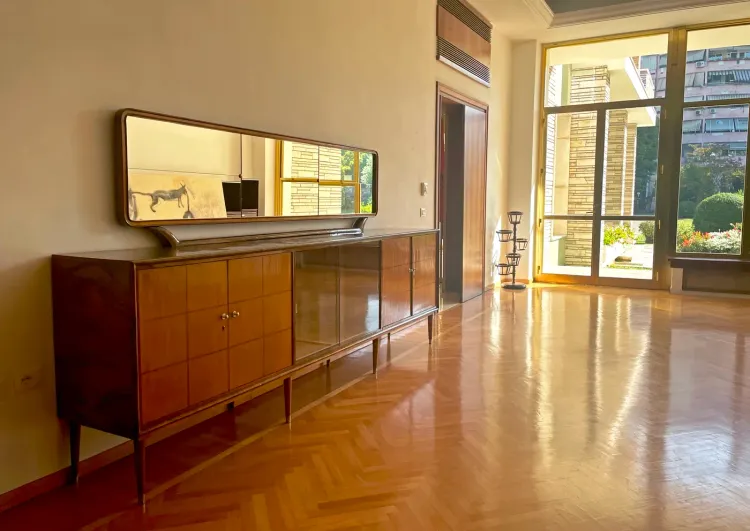 Les intérieurs de l'ancienne villa d'Enver Hoxha, Tirana Les intérieurs de l'ancienne villa d'Enver Hoxha, Tirana