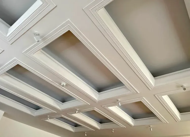 Le plafond du salon de l'ancienne villa d'Enver Hoxha, Tirana Le plafond du salon de l'ancienne villa d'Enver Hoxha, Tirana