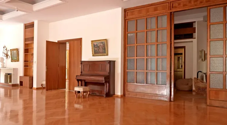 Le salon de la ville d'Enver Hoxha à Tirana Le salon de la ville d'Enver Hoxha à Tirana