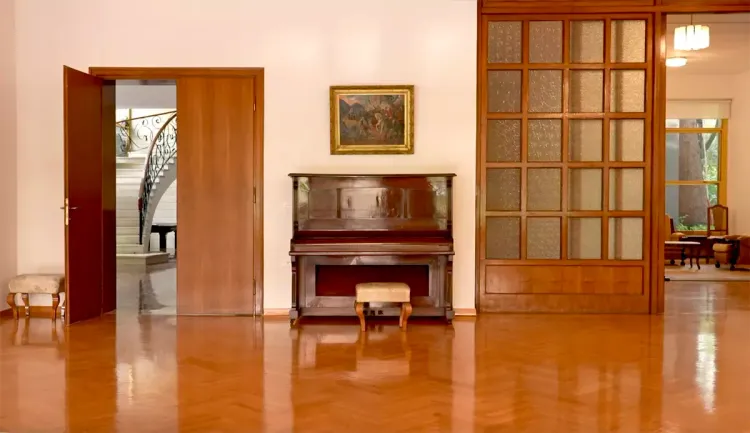 Le salon de l'ancienne villa d'Enver Hoxha, Tirana Le salon de l'ancienne villa d'Enver Hoxha, Tirana