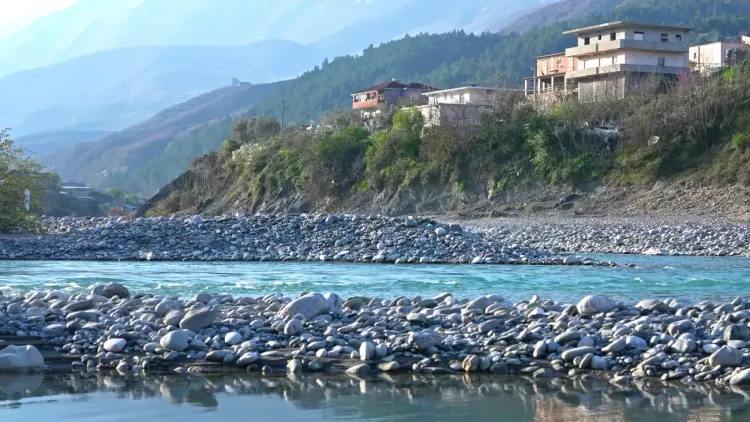 Le ville de Permet et la rivière Vjosa dans le sud de l'Albanie
