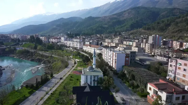 La vue qui s'ouvre depuis le rocher sur Përmet